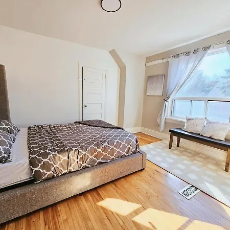 Downtown Toronto 3 Bedrooms - 1 Free Parking
